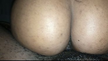 Boneca ebony sedutora se cruzou comigo