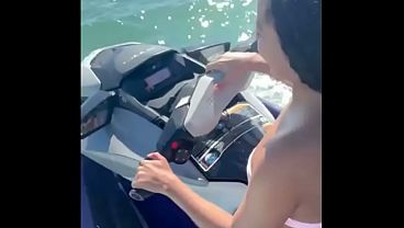 Novinha Brasileira deliciosa da perdido no corno manso e vai fuder com o instrutor de jetski no mar longe de marido corno.