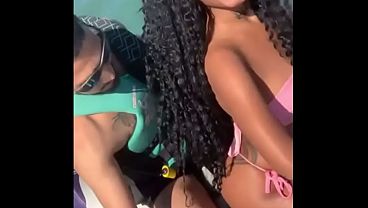 Novinha Brasileira deliciosa da perdido no corno manso e vai fuder com o instrutor de jetski no mar longe de marido corno.