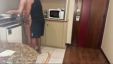 Recebendo uma ajudinha da vizinha gostosa em casa e como pagamento comir o cu da gostosa